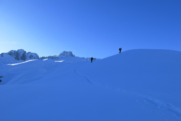 Skieur de randonnée alpinisme dans la neige fraiche avec risque d'avalanche en montagne dans les...