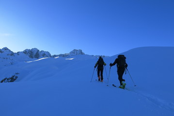 Skieur de randonnée alpinisme dans la neige fraiche avec risque d'avalanche en montagne dans les...
