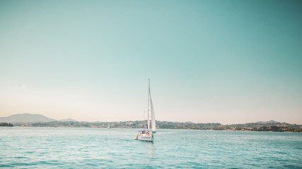 Segelboot Sommer blauer Himmel Drohne