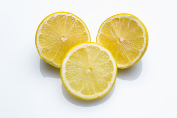 Rodajas de limón, fruta cítrica de sabor muy ácido, ideal para hacer zumos refrescantes en...