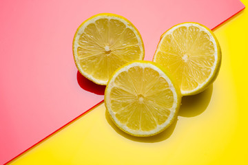 Limón fruta cítrica de sabor ácido, utilizado en cocina para hacer zumos, se utiliza la piel en repostería,.