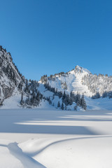 Fototapeta na wymiar Blick auf den zugefrorenen Hinterstockensee - Erlenbach, Simmental, Schweiz