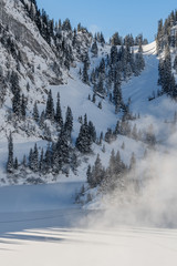 Blick auf den zugefrorenen Hinterstockensee - Erlenbach, Simmental, Schweiz