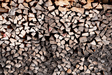 Gestapeltes Brennholz, hell und dunkel