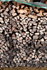 Gestapeltes Brennholz, grau