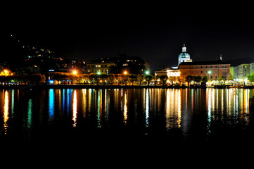 Fototapeta premium Night panorama of Como from the lake
