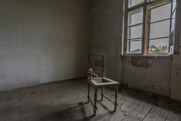 sesse mit teddybaer in leeren zimmer