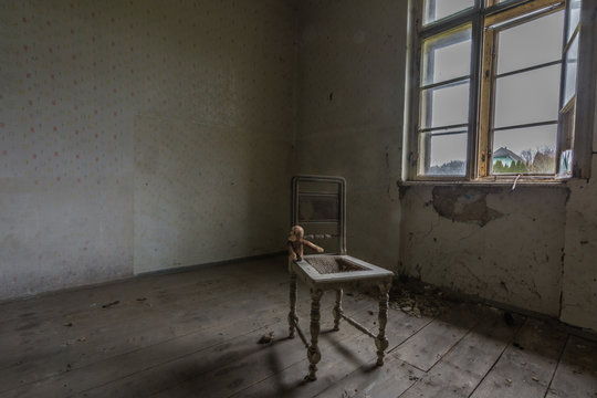 sesse mit teddybaer in leeren zimmer