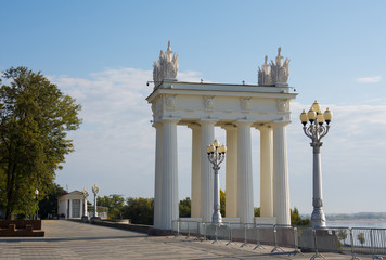 Obraz premium Volgograd. Russia- September 29, 2019. View of the propylaea of the central embankment of the city of Volgograd named after the 62nd Army