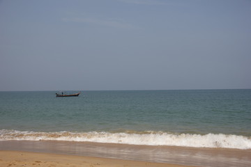 Obraz premium Fishing boat and lonely beach