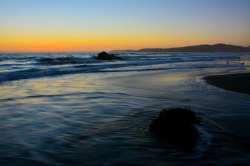Obraz premium Waves in the sunset, long exposure