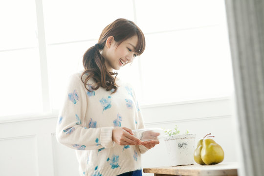 植物に水をやる女子大生