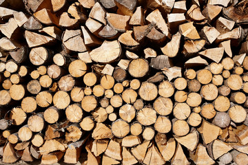 Stapel aus rundem und kantigem Holz 