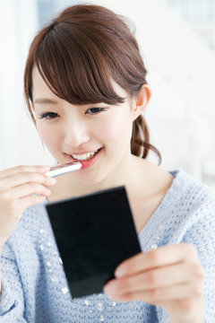 口紅を塗る女子大生