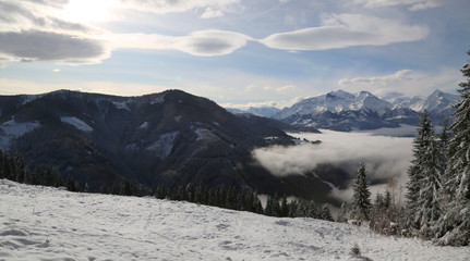 Fototapeta na wymiar Verschneite Winterlandschaft mit Föhnwolken.