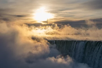 Schöner Sonnenaufgang über einem Wasserfall © Lance
