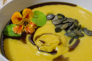Kürbissuppe mit Kürbiskernen , Kürbisöl und Kresse als Dekoration