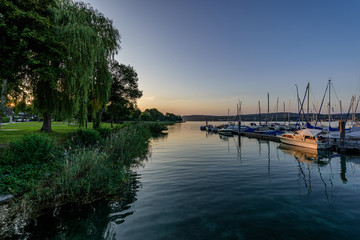 Fototapeta premium Słoneczny wieczór w małym porcie nad Jeziorem Bodeńskim