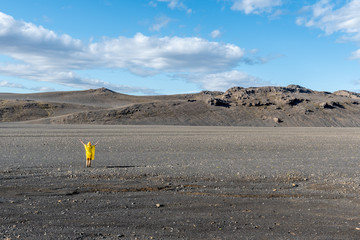 Księżycowy krajobraz, osoba na żółto, Islandia