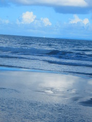 les nuages se reflètent dans la mer en bord de plage