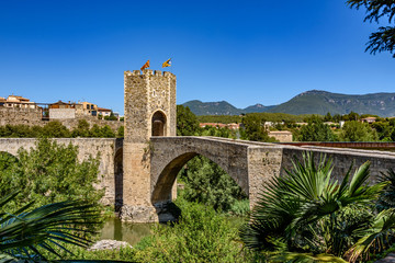 Obraz premium The Bridge in ancient town Besalu in Catalonia of Spain. 