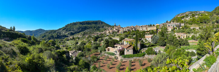 Fototapeta na wymiar Panorama Ort Valldemossa auf der Insel Mallorca