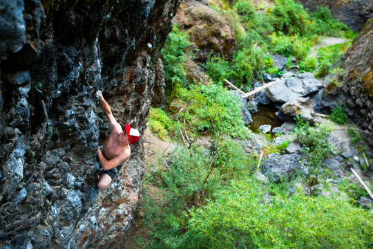 Matt Peller on Spineless (5.12c) -- a link up from 'The Bitten' to 'It's like that' at Deep Creek.