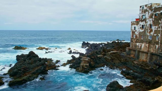 Punta Brava der kleine Ort an der Atlantikk&uuml;ste. Die Einwohner haben, ihre H&auml;user direkt an der Steilk&uuml;ste und in den Atlantik hineingebaut. Schroffe Felsen, Vulkangestein, Riffs und Steilk&uuml;ste zeichn