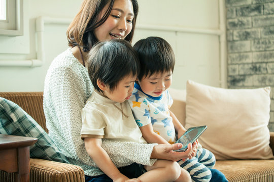 スマホを見る仲良し家族