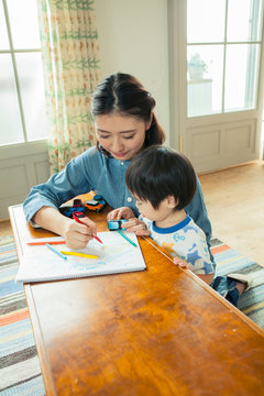 お絵描きする母と男の子