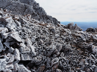 Vereiste Felsen auf dem Berg Jbel Toubkal im Atlasgebirge, höchster Berg Marokkos