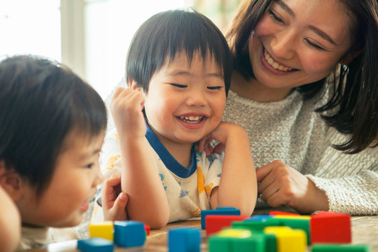 おもちゃで遊ぶ母と子