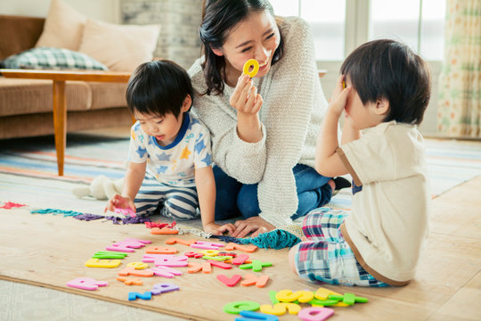 おもちゃで遊ぶ母と子