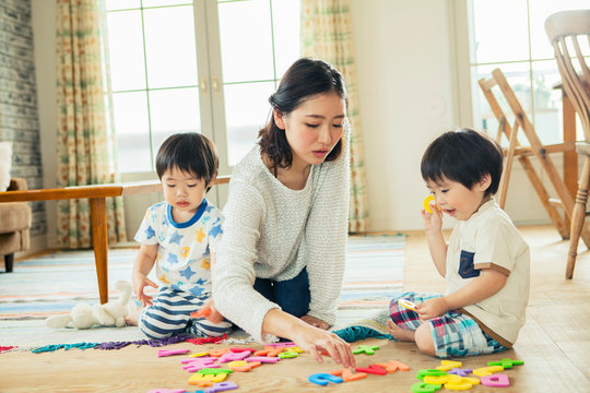 おもちゃで遊ぶ母と子