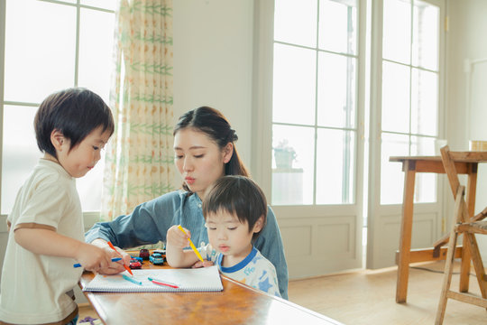仲良く遊ぶ母と子
