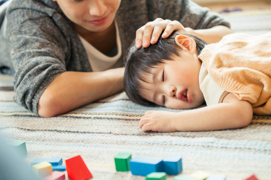 お昼寝をする男の子