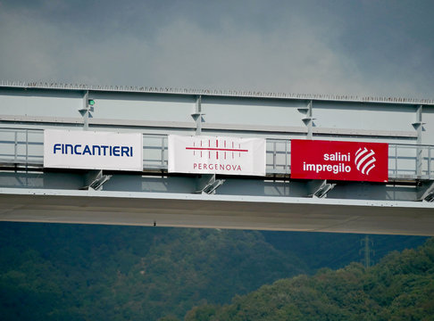 Le insegne delle ditte impegnate nella ricostruzione del nuovo ponte per Genova. 