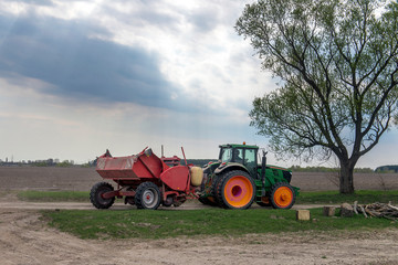 Obraz premium Harvesting potatoes from the fields by farmers