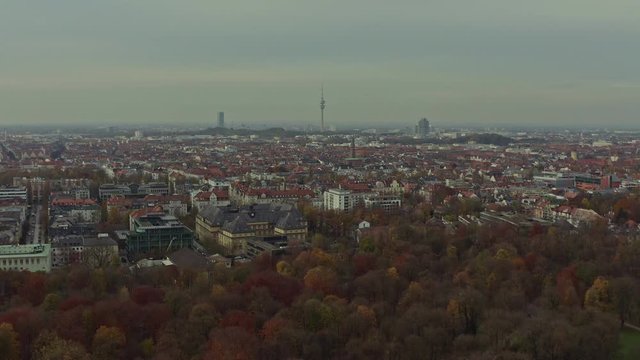 Blick &uuml;ber M&uuml;nchen im Herbst mit Fokus aus dem Olympiaturm im Hintergrund