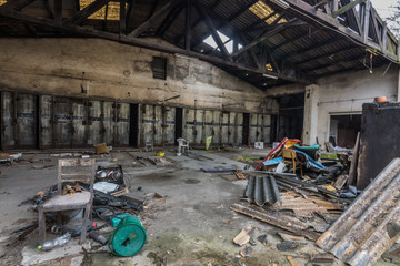 halle mit vielen tueren in einer fabrik