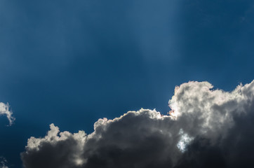 helle wolken am blauen himmel