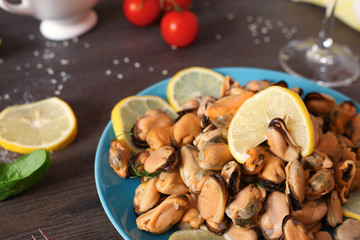 A dish of prepared mussels seasoned lemon juice