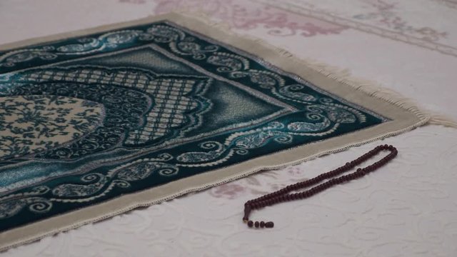 prayer rug in place to make prayer, green colored prayer rug,