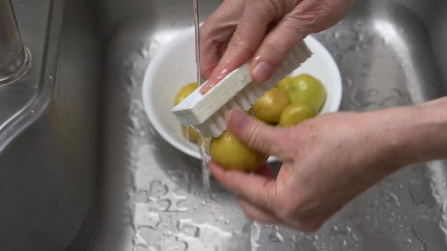 Potato washing in the sink - medium-shot - view2 4K