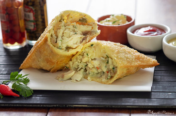 Pastel frito da culinária brasileira com recheio de bacalhau peixe