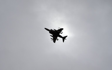 avion de guerra en el cielo
