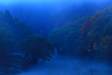 岩手県西和賀町　紅葉の錦秋湖