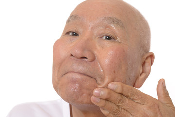 シニアの顔にスキンケア