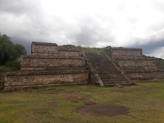 Fototapeta na wymiar pyramid in xihuingo México