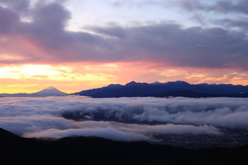 高ボッチ高原からの朝焼けの富士山と南アルプス
